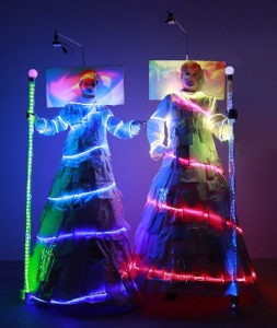 Zwei leuchtende Stelzengeher mit individueller Video-Projektion