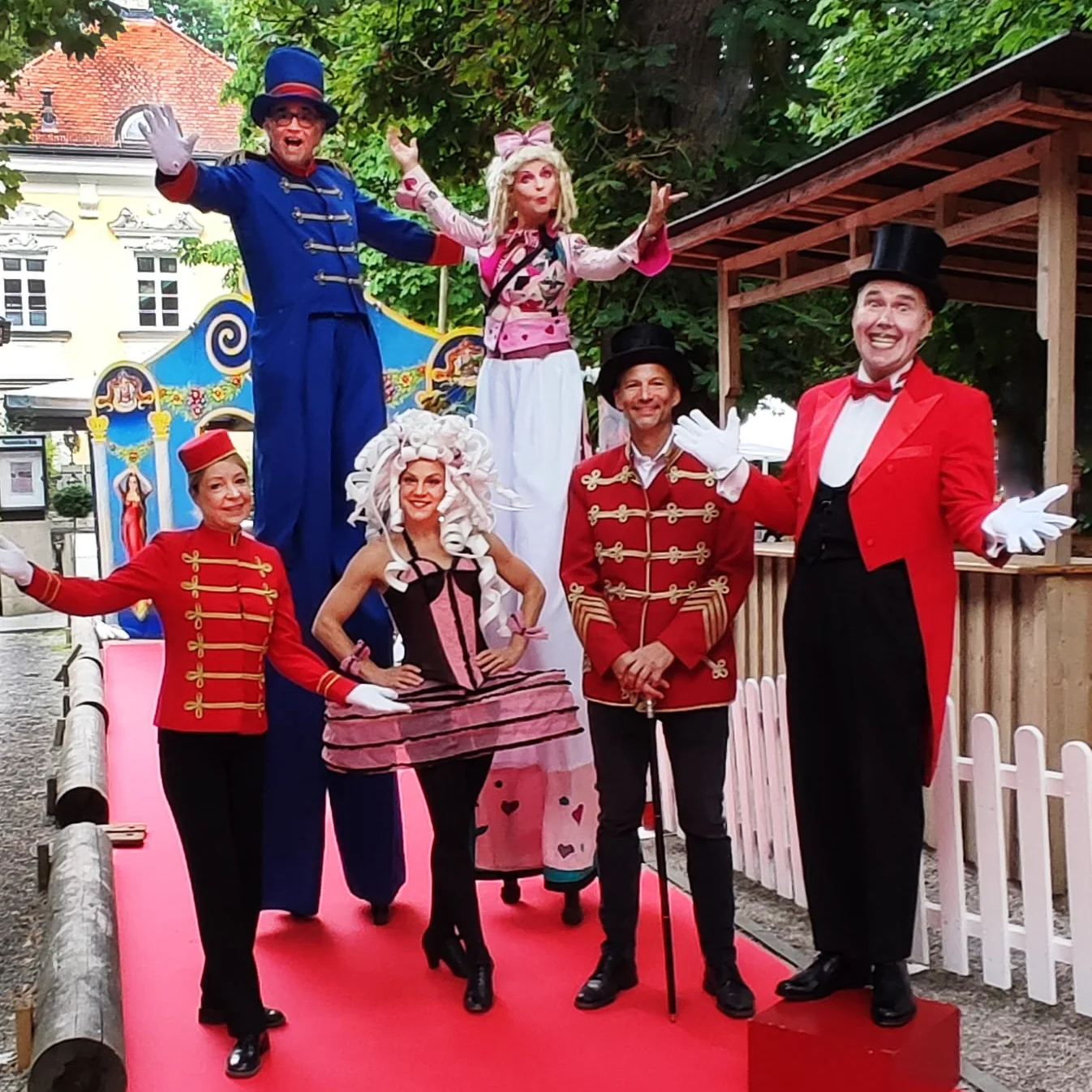 Verschiedene Artisten, Stelzengeher und Comedians zur Begrüßung des Publikums Williams-Entertainment & Friends