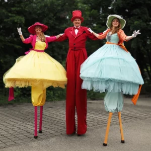 Bunte Begrüßer auf Stelzen von Williams Entertainment & Friends outdoor