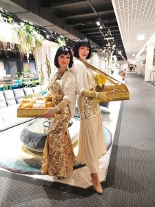 Bauchladen Damen mit Knobelspielen oder anderen Give-Aways