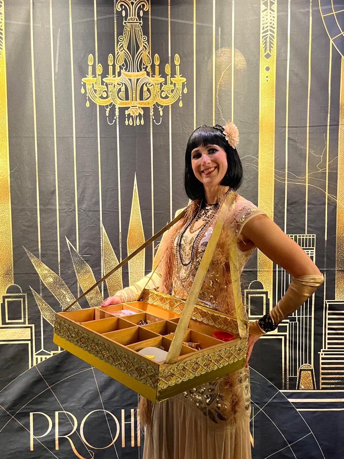 Bauchladen Dame im Golden Twenties Stil mit GiveAways