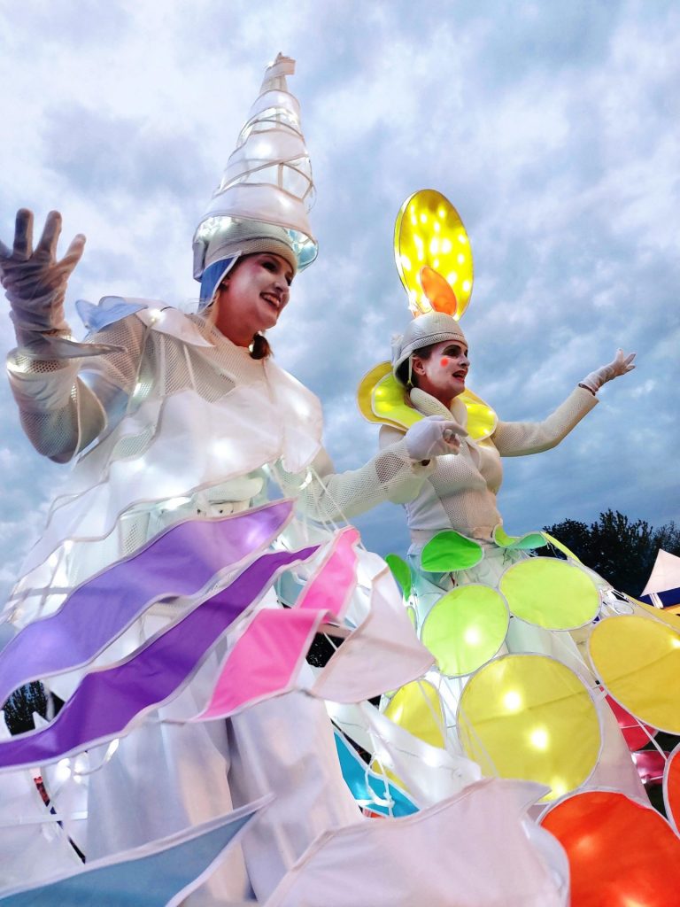 Bunte Begruesser Leuchtstelzen-Duo