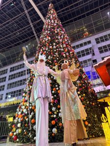 Stelzengeher Duo in Silber und Gold vor Megaweihnachtsbaum
