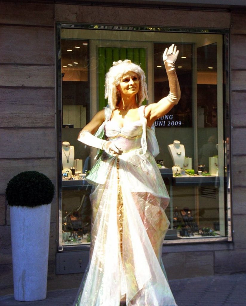 Elegante Living Doll in weiß und Gold gekleidet