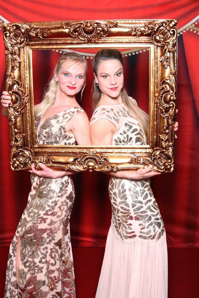 Elegante Gala-Damen mit Barockrahmen