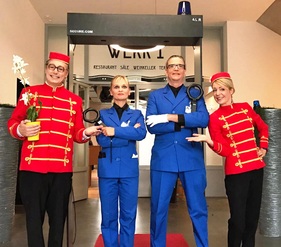 Comedy Pagen und Security Beamte